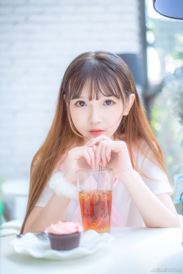 沙漠阿拉伯人形容他们也必喝三道的茶：第一道苦苦生命，第二道甜似爱情，第三道淡如微风。——三毛《送你一匹马》